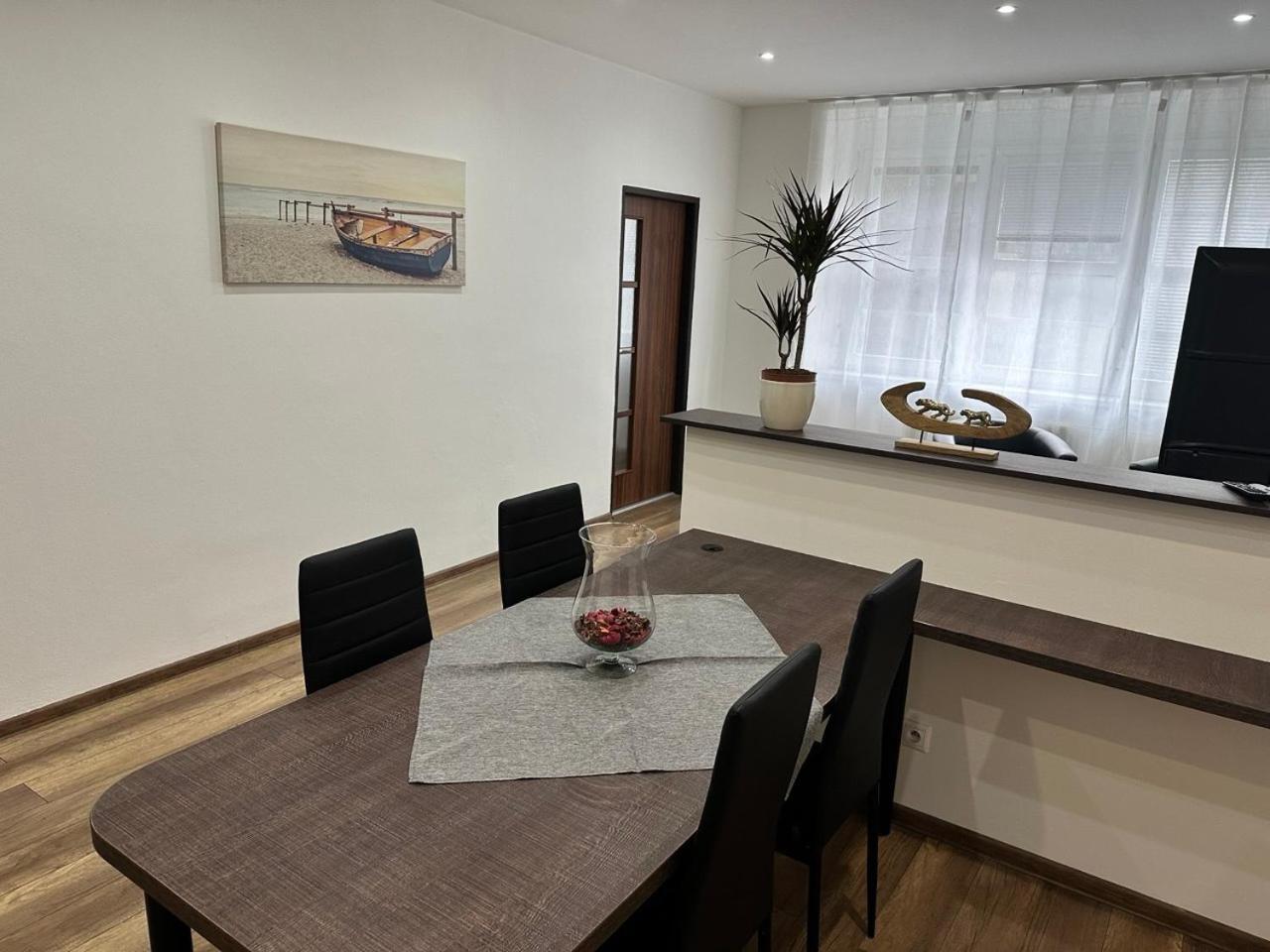 Newly Renovated 2 Rooms Apartment Downtown Nitra Eksteriør bilde